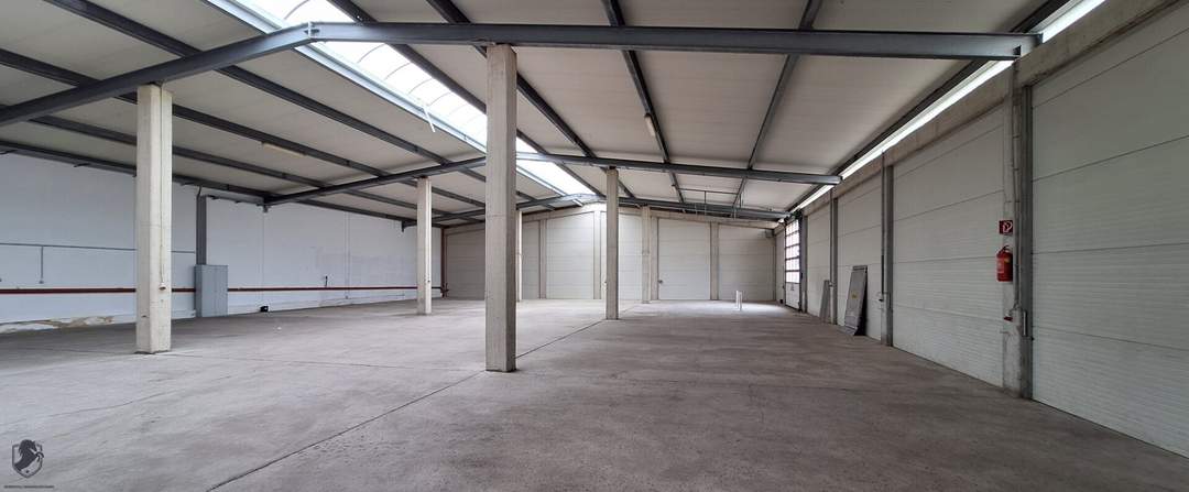 LAGERHALLE in sehr guter Lage mit 950 m² zu vermieten.