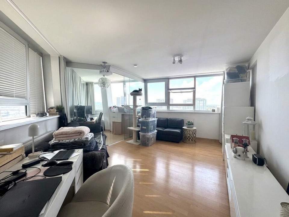 Familienwohnung im 9. Stock beim Gasometer