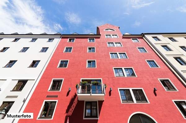 Mehrfamilienhaus mit 3 Wohnungen, Terrasse und Doppelgarage