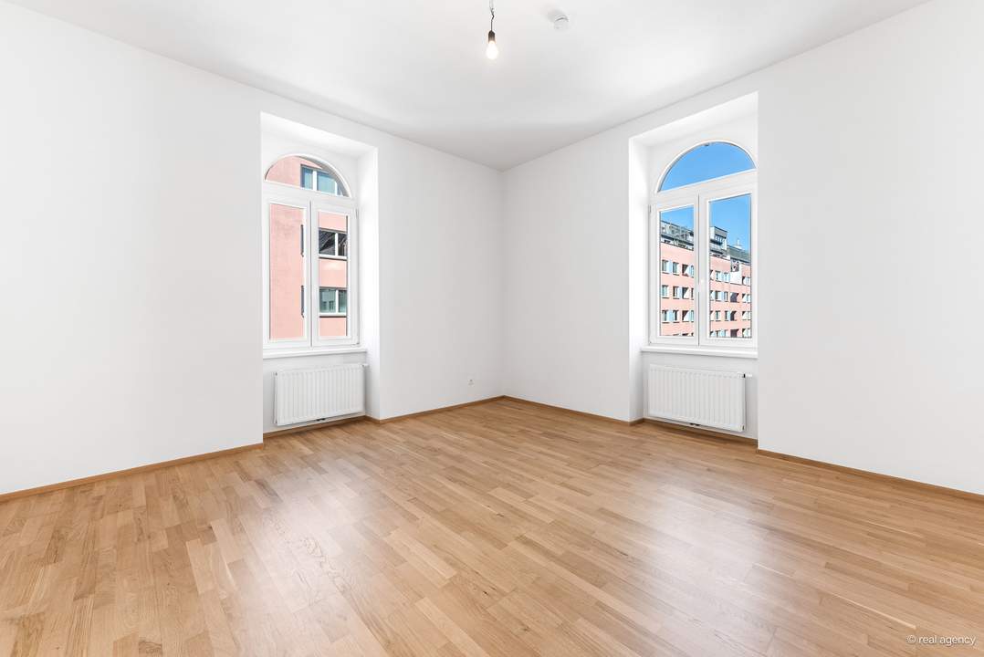 Frisch sanierte 2-Zimmer-Wohnung im 2. Obergeschoss mit edlem Parkett und stilvollen Fliesen
