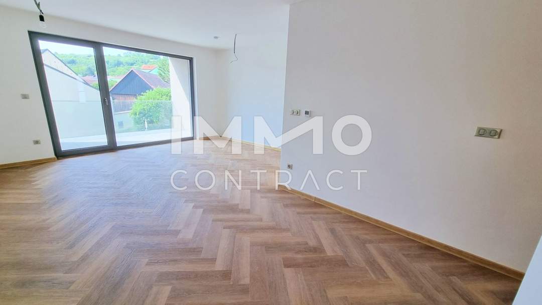 Erstbezug: Helle 2-Zimmer-Wohnung mit gemütlicher Loggia in Münichsthal