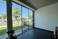 FÜR Gewerbe, Praxis, Büro etc..Ca. 147m² barrierefreie Gewerbefläche im EG mit separatem Eingang & großer Glasfassade in modernem Niederenergiebau aus 2009. Schöner Garten für Privat oder Lagerhalle/Nebengebäude. - WOHNTRAUM