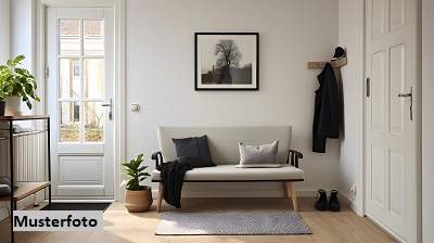 Einfamilien-Doppelhaushälfte mit Stellplatz und Garten