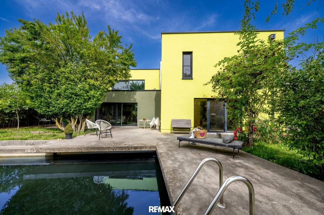 Naturidyll trifft Design - außergewöhnliche Villa mit Raum, Licht und Naturpool