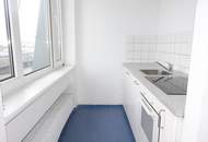 Tolle 2 Zimmer DG Wohnung - zwischen Quellenstraße und Gudrunstraße