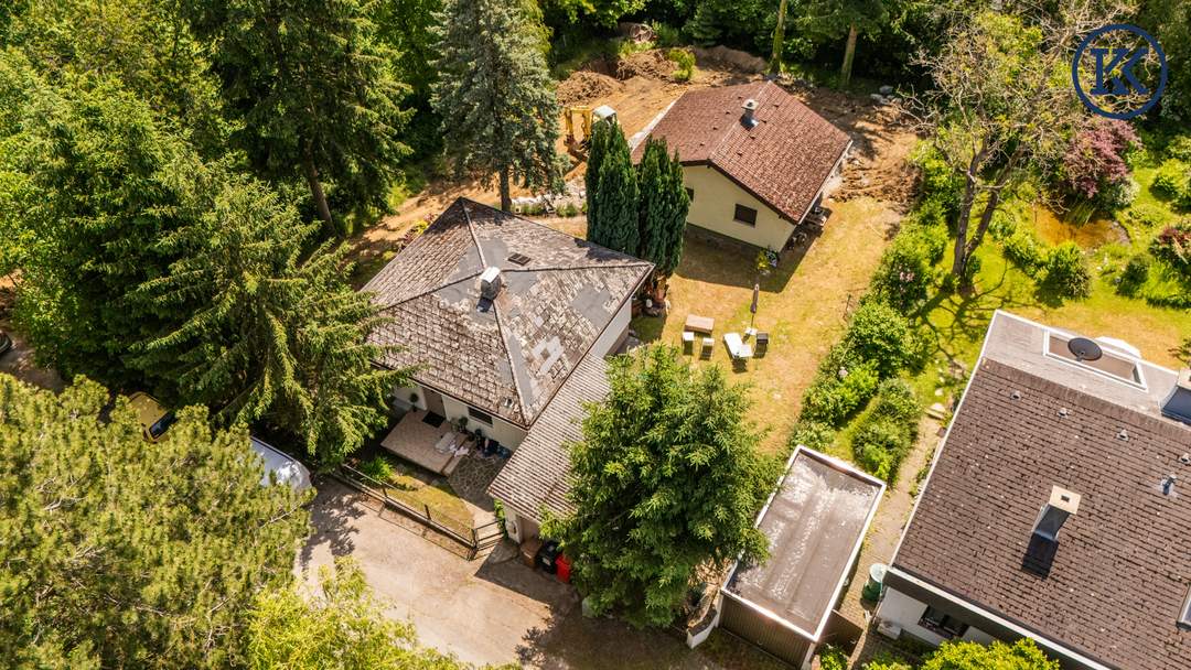 Zwei Häuser. Ein Rückzugsort. Ihre grüne Oase vor den Toren Wiens.