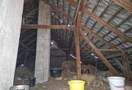 LIEBEVOLLES, SANIERUNGSBEDÜRFTIGES LANDHAUS MIT KLEINEM HOLZSCHUPPEN UND RUHIGEM INNENHOF MIT BESTER INFRASTRUKTUR UND BAHNANBINDUNG