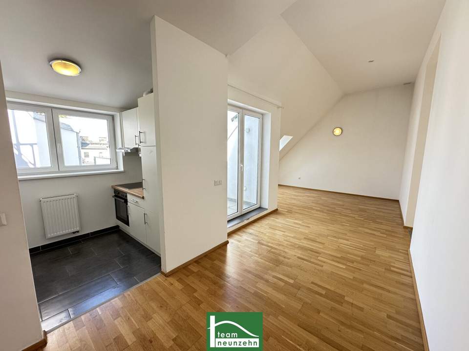 Moderne Dachgeschosswohnung mit großer Terrasse nahe Arthaberplatz in ruhiger Seitengasse! Hohe Decken und Traumbad mit Fenster