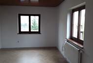 Eine 3 Zimmer -Wohnung ca. 90 m²,und ca. 11m² Balkon, ca. 40 m² Gärtchen und 1 PKW-Stellplatz.