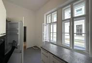 Großzügige 2-Zimmer-Altbauwohnung mit ca. 95 m² - UNBEFRISTET // Spacious 2-Room Period Apartment of approx. 95 m² - UNLIMITED RENT //