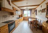 Gepflegtes Einfamilienhaus mit Garten, Balkon, 2 Garagen &amp; vielseitigem Keller in Pulkau