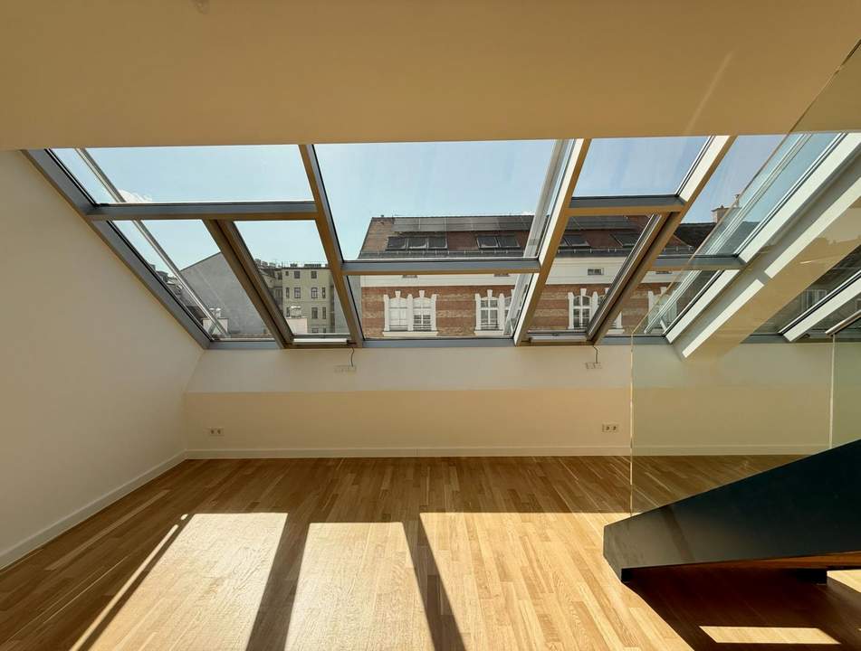 Exklusive 2-Zimmer-Dachgeschosswohnung mit Klimaanlage & beeindruckender Fensterfront in bester Lage der Josefstadt