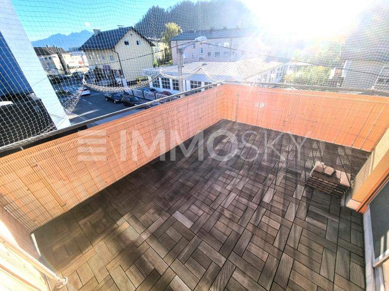 Elegant, zentrumsnah, hochwertig- mit XL Balkon und TIEFGARAGENPLATZ!