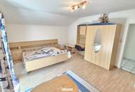 Bad Aussee: Ein,- Zweifamilienhaus mit 2 Balkonen, Terrasse, 3 Garagen, Gartenhütte