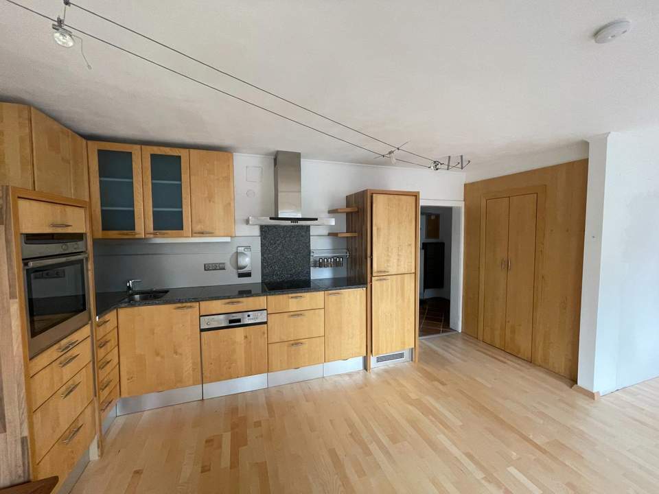 Miete: 2-Zimmer-Dachgeschosswohnung mit guter Anbindung