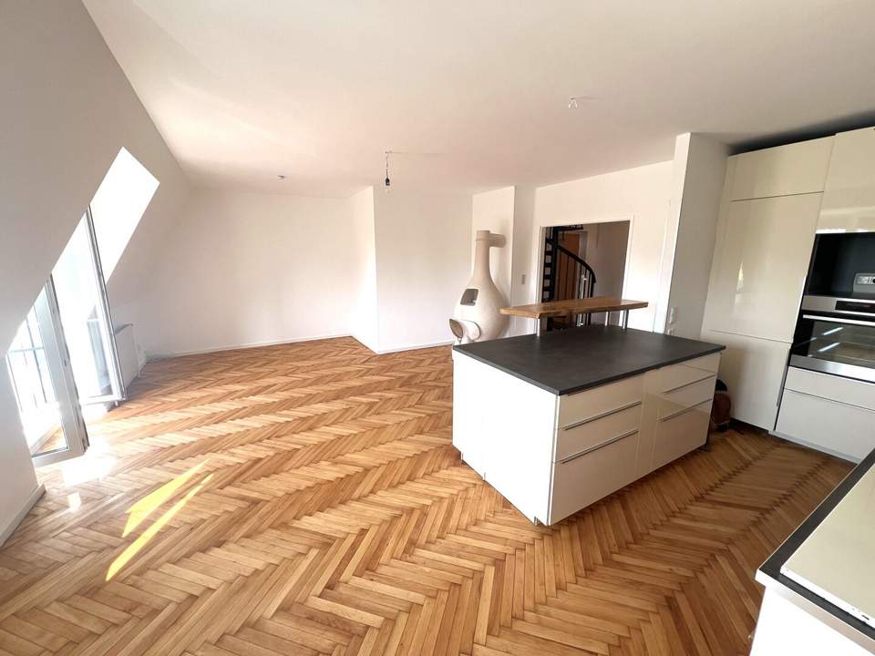 Schön renovierte, perfekt aufgeteilte 4-Zimmer DG-Maisonette mit Terrasse und unverbaubarem Weitblick!