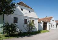 "Zauberhafter Dreikanthof mit großem Gartenparadies bei Tulln"