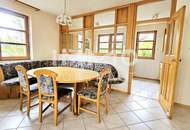 Zweifamilienhaus mit großem Grundstück und Entwicklungspotenzial in Ruhelage