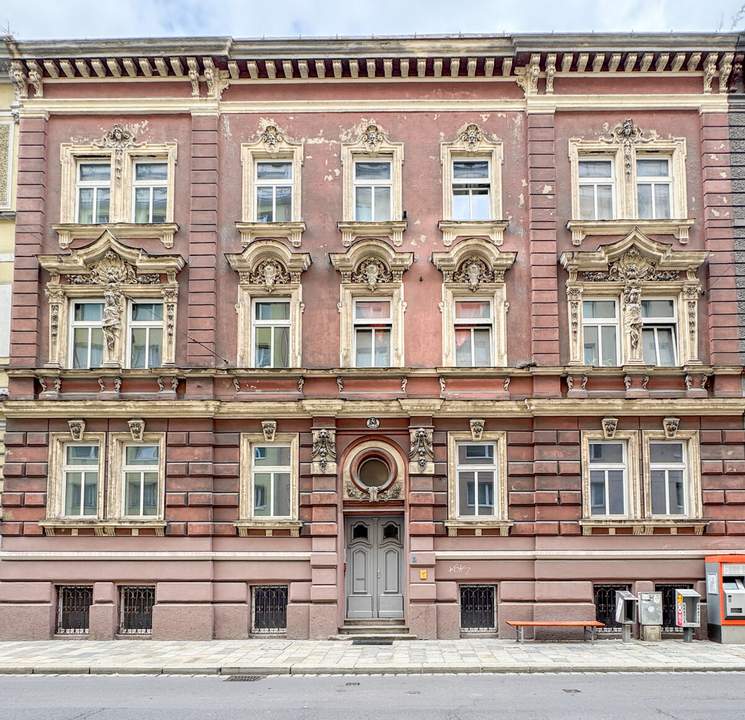 Historisches Zinshaus mit prachtvoller Fassade und grünem Innenhof Nähe Design-Center