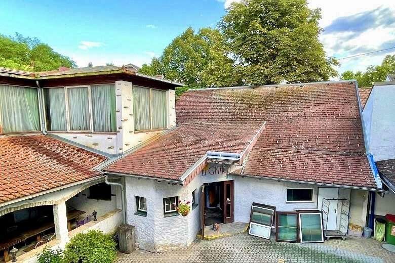 Vielseitige Gewerbeimmobilie inklusive Wohnungen/Apartments mit Entwicklungspotenzial in zentraler Lage, Gewerbeobjekt-kauf, 230.000,€, 2243 Gänserndorf