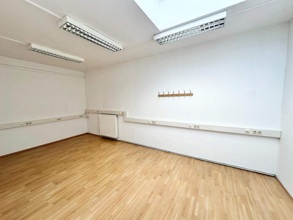 Bürofläche mit 5 Arbeitsräumen und Wartebereich!