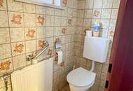 Traumgrund neben dem Wald mit sanierungsbedürftigem Althausbestand