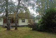 Bungalow in Siedlungsrandlage mit sensationellem Garten und Sauna-Bereich