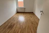 ERSTBEZUG nach umfassender Sanierung! Wunderschöne 3-Zimmer-Wohnung in vorteilhafter Lage am ruhigen Stadtrand von Steyr! Große Fenster, traumhaftes Badezimmer und vielseitige Einrichtungsmöglichkeiten versprechen höchste Wohnqualität!