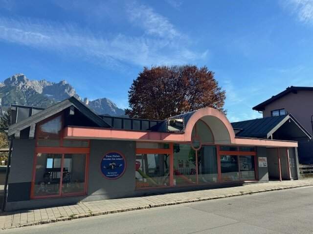 Gewerbefläche mit großen Fensterfronten im Zentrum von Saalfelden am Steinernen Meer