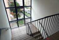 UNBEFRISTET - tolle Loggia - Helle 5-Zimmer Neubau Maisonette-Wohnung mit separater Küche, Lift, Gartennutzung und Garagenplatz optional