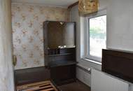 Sanierungsbedürftiges Mehrfamilienhaus mit großem Baugrundstück