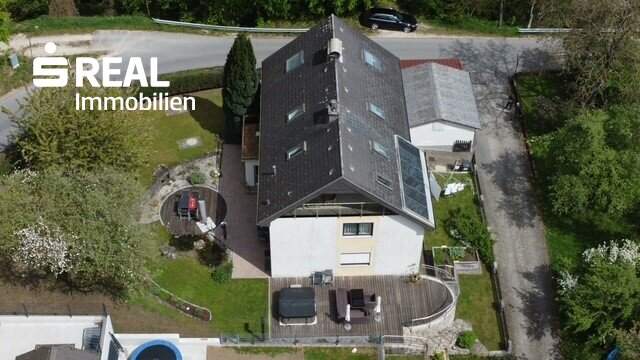 Geräumiges Zweifamilienhaus mit Garten und Terrasse