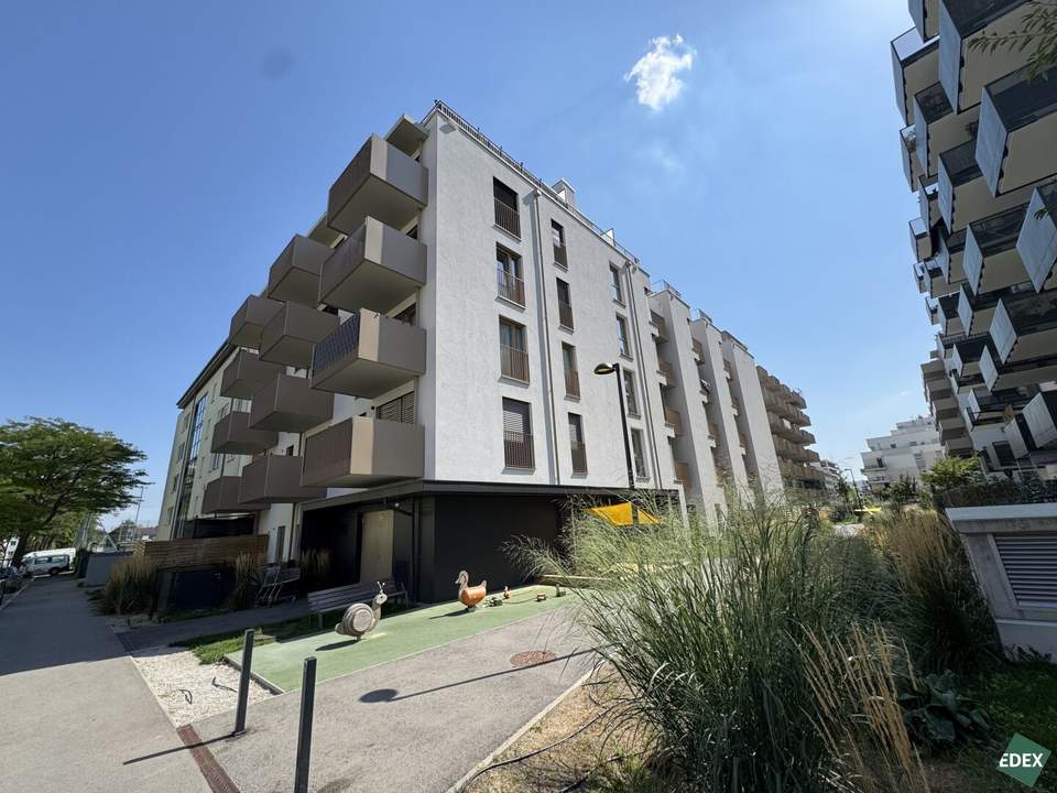 Ab 01.11.: Helle 2-Zimmer-Wohnung mit Balkon, Nähe U1 Rennbahnweg