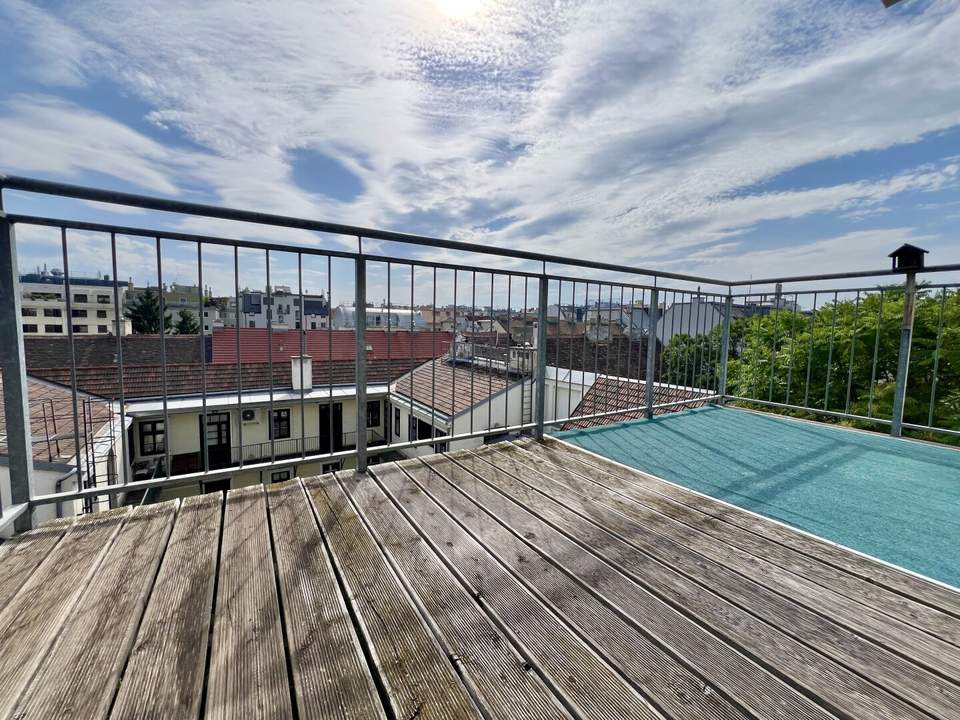 Weitblick, Ruhe & zentrale Lage – Sonnige Altbauwohnung mit Balkon