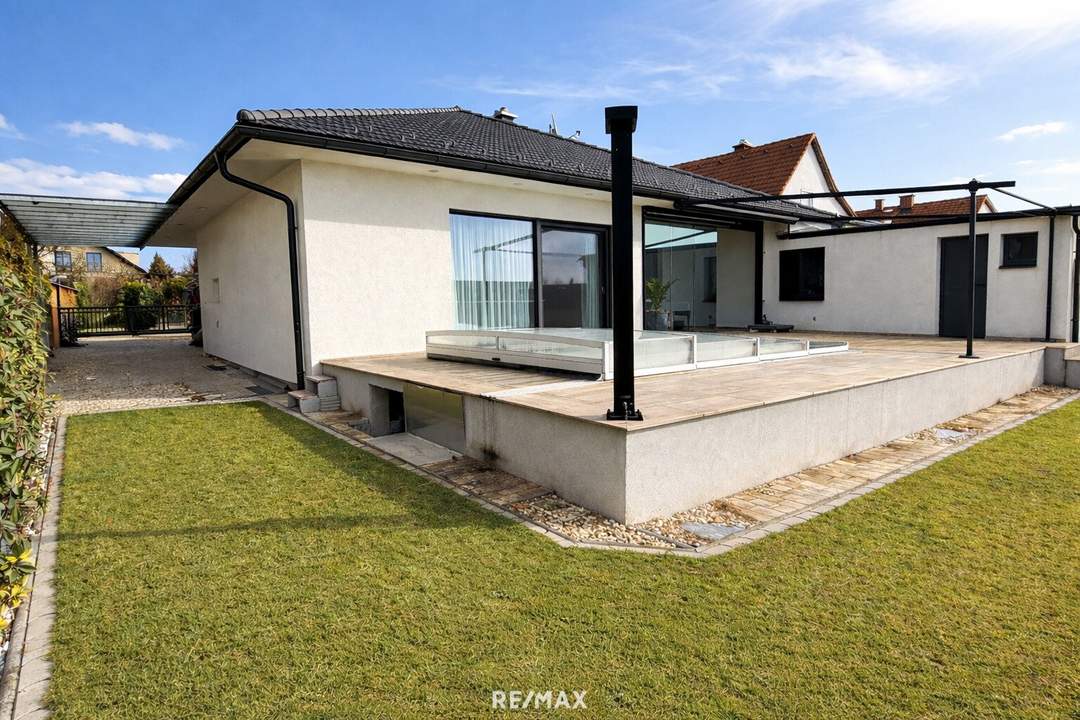 Exklusiver Bungalow mit Einleger Wohnung, Pool & Vollkeller