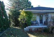 BUNGALOW INMITTEN DER VEGETATION IN RUHELAGE