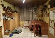 Vielseitiges Wohnhaus mit großzügigem Hof und Nebengebäuden