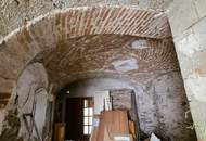 Sanierungsbedürftiges Stadt-/Winzerhaus mit großem Weinkeller in Weißenkirchen