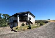 *ORTSRANDLAGE:* Wohnhaus mit sehr schönem, ebenen Garten und großzügigem Grundstück.