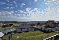 Helle Mietwohnung im 1.OG in absoluter Ruhelage mit Freisicht samt Ostbalkon, Loggia, Carport mit Abstellraum und ein Parkplatz.