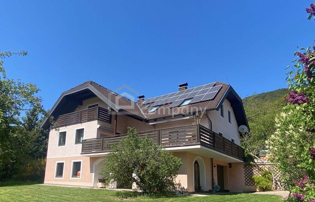 Mehrfamilienhaus mit Atelier, großem Grundstück und Fernblick ins Piestingtal
