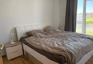 Seltene Gelegenheit in begehrter Lage! Gemütliche 2-Zimmer Wohnung mit bodentiefen Fenstern, praktischem Abstellraum UND kostengünstigem Parkplatz direkt vor der Haustüre!