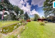 Bauernhaus mit grünem Gartenidyll und Naturpool