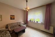 Sanierungsbedürftiges Mehrfamilienhaus mit großem Grundstück und hoher Bebauungsdichte