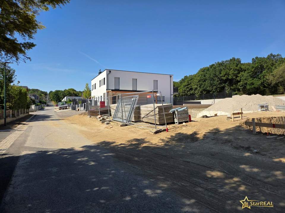 BAUBEGINN ERFOLGT! NUR NOCH 2 HÄUSER VERFÜGBAR. EXKLUSIVES DOPPELHAUSPROJEKT. 5 ZIMMER. ZIEGELHAUS MIT KELLER, BALKON, TERRASSE, CARPORT.