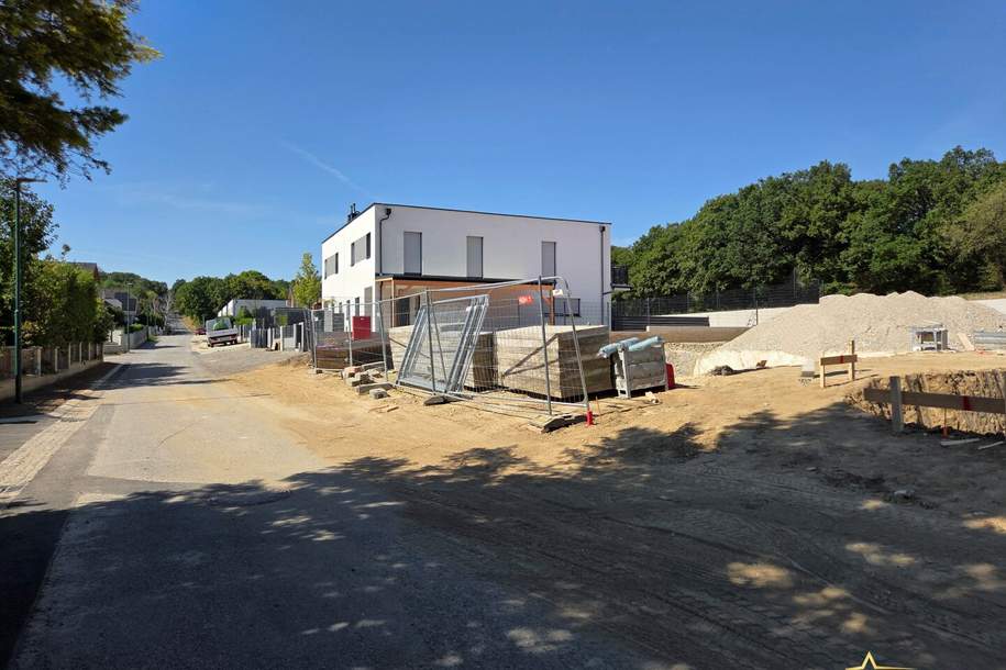 BAUBEGINN ERFOLGT! NUR NOCH 2 HÄUSER VERFÜGBAR. EXKLUSIVES DOPPELHAUSPROJEKT. 5 ZIMMER. ZIEGELHAUS MIT KELLER, BALKON, TERRASSE, CARPORT., Haus-kauf, 499.900,€, 2113 Korneuburg