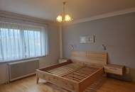 TRAUMHAFTER BUNGALOW SAMT GARAGE MIT MONTAGEGRUBE UND HERRLICHEM, SEHR GEPFLEGEN, IDYLLISCHEN GARTEN IN SEHR GEFRAGTER WOHNLAGE