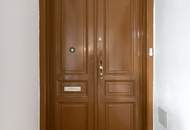 Komplett hofseitg ausgerichtete Stilaltbauwohnung im Jugendstiljuwel Schottenfelder Hof | Blick in den grünen Innenhof | Ideal auch zur WG-Nutzung