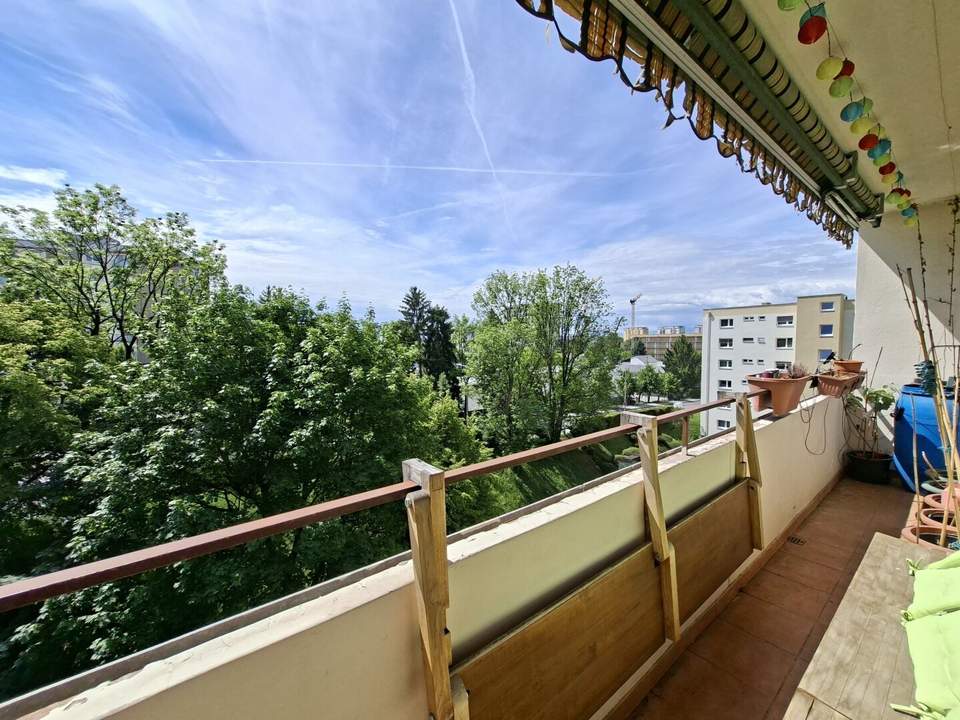 Helle Dreizimmerwohnung mit Loggia und Kellerabteil