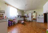 Renovierungsbedürftige Liegenschaft mit zwei Wohneinheiten, Nebengebäuden & Garage!